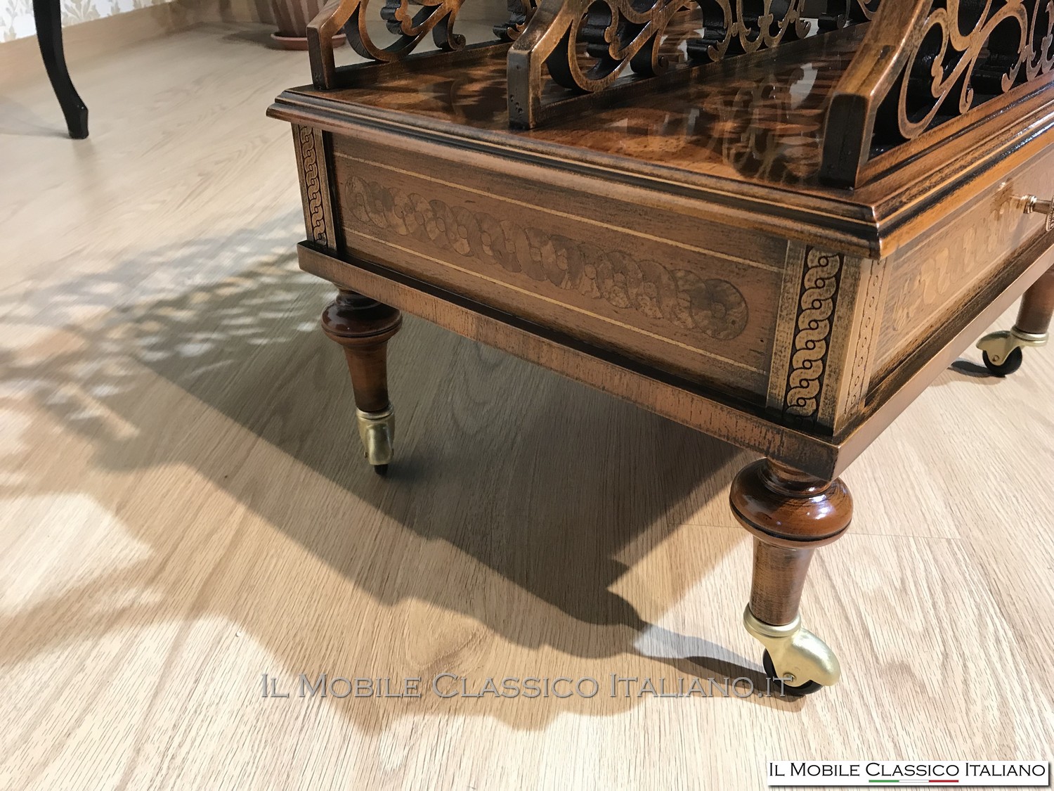 pORTARIVISTE IN STILE CLASSICO